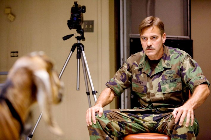 Los hombres que miraban fijamente a las cabras 2