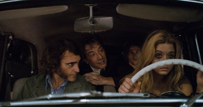 Inherent Vice Puro Vicio Joaquin Phoenix Martin Short Sasha Pieterse