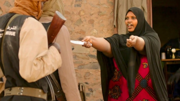 Timbuktu woman with a knife